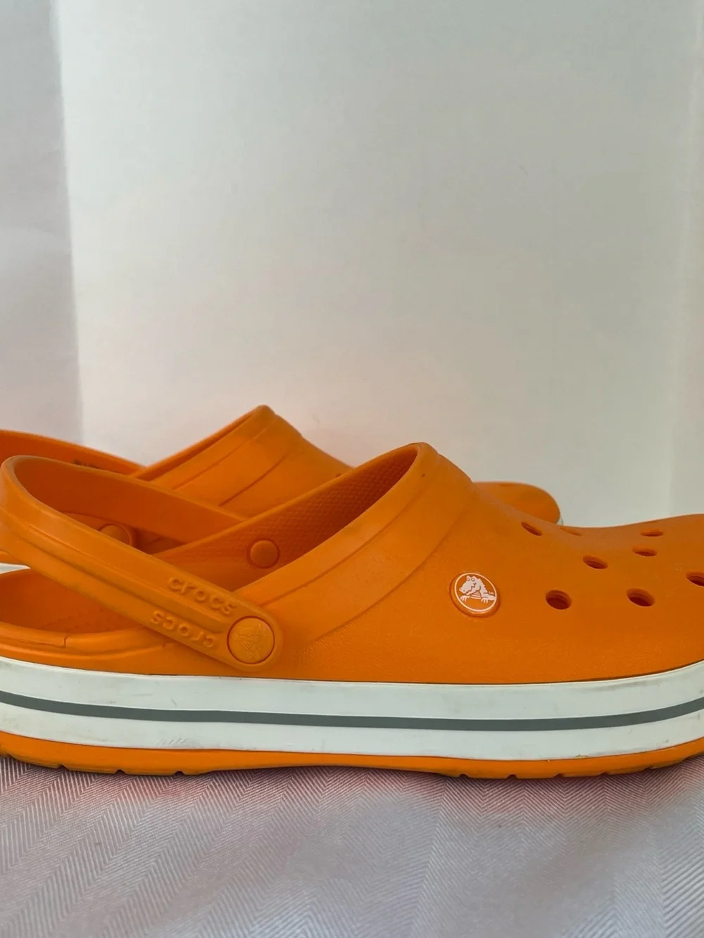 CROCS Crocband in vivid Orange with White-Trim Midsole